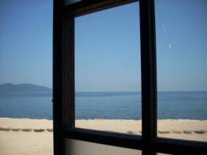 窓と海